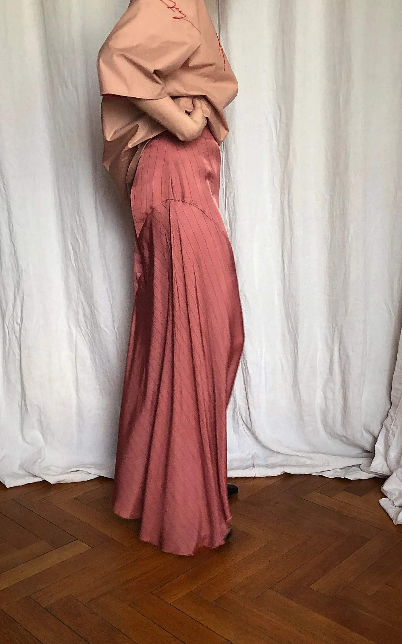 Asymmetric skirt