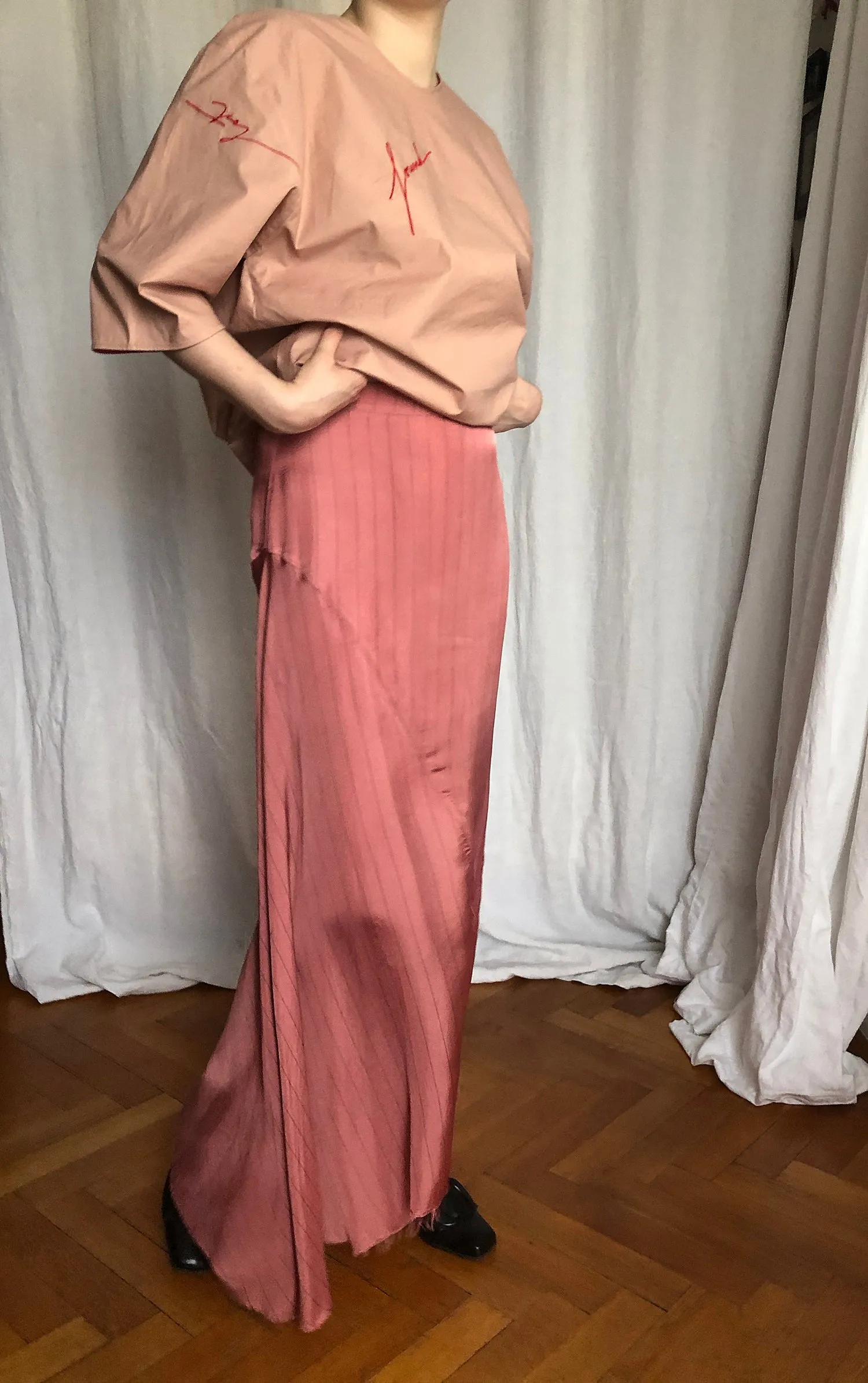 Asymmetric skirt