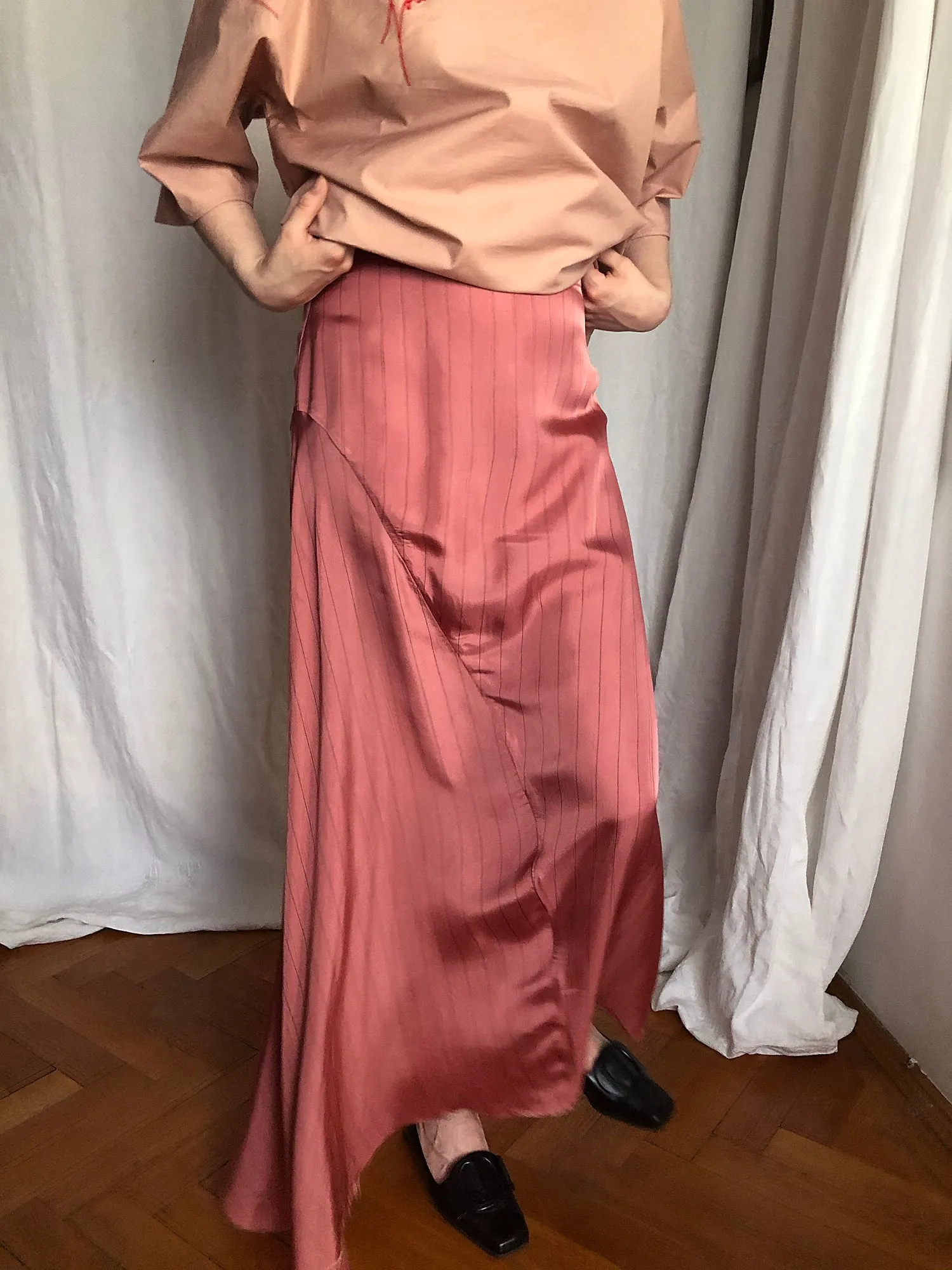 Asymmetric skirt