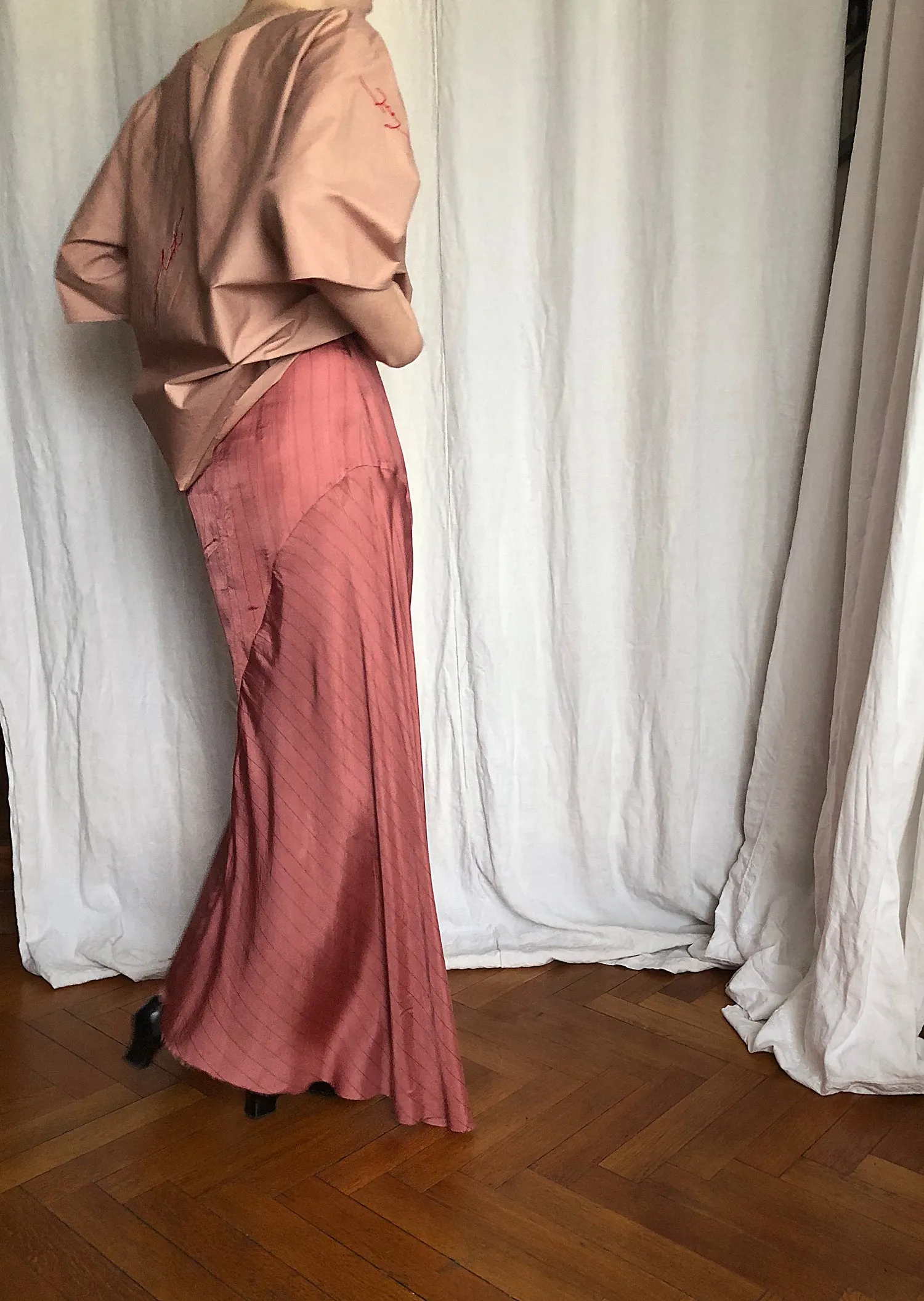 Asymmetric skirt