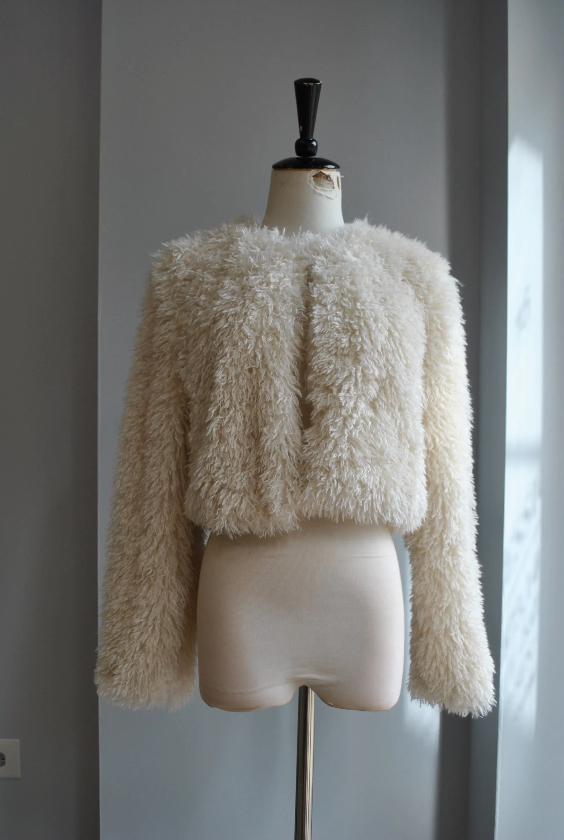 BONE COLOR FAUX FUR CROPPED JACKET