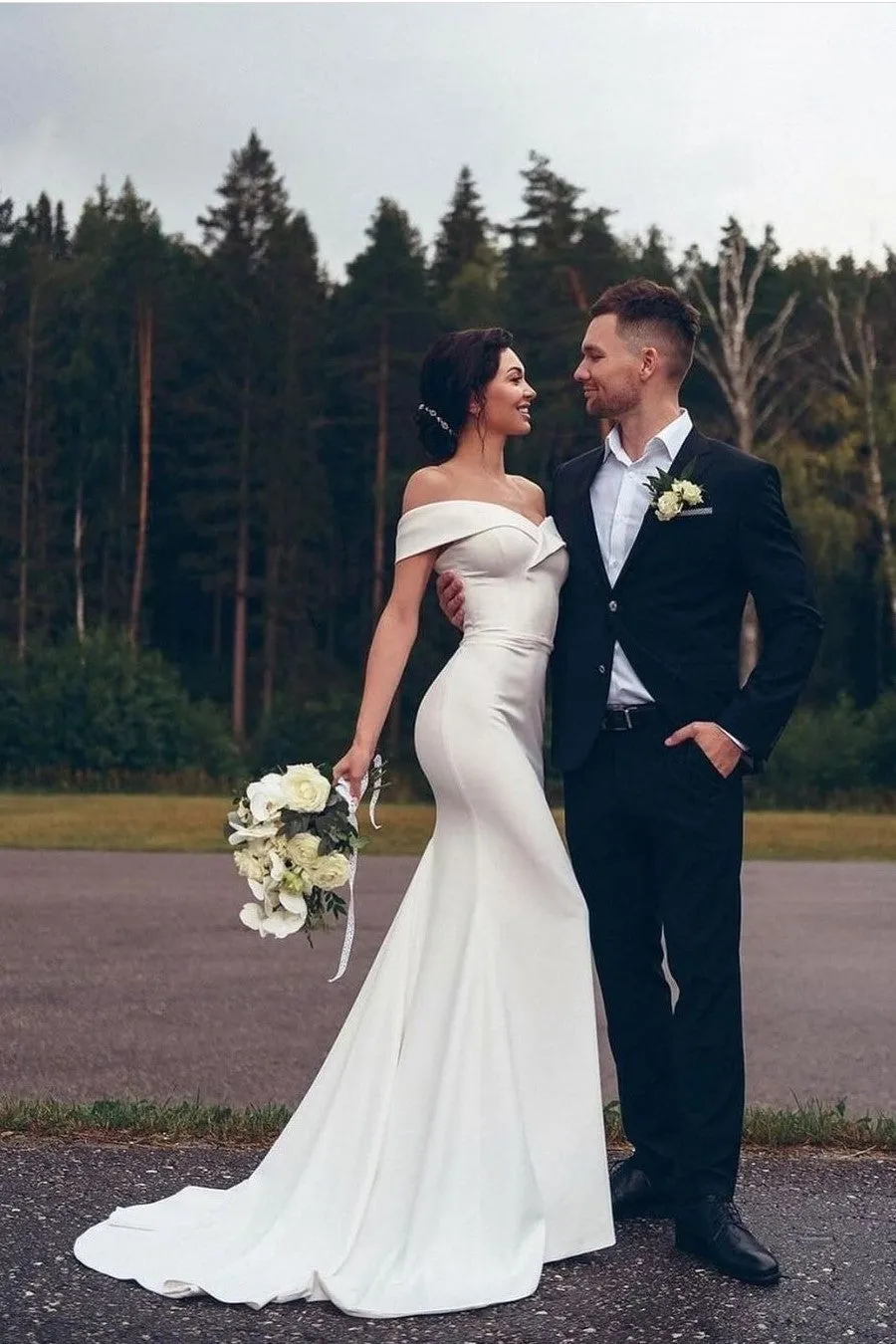 Slim Long Wedding Dresses with Off the Shoulder Neckline