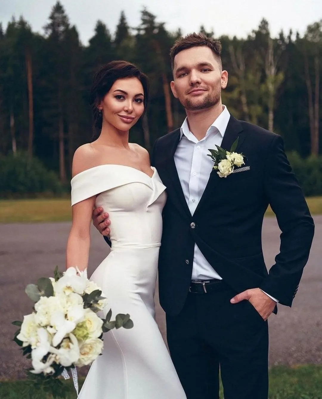 Slim Long Wedding Dresses with Off the Shoulder Neckline