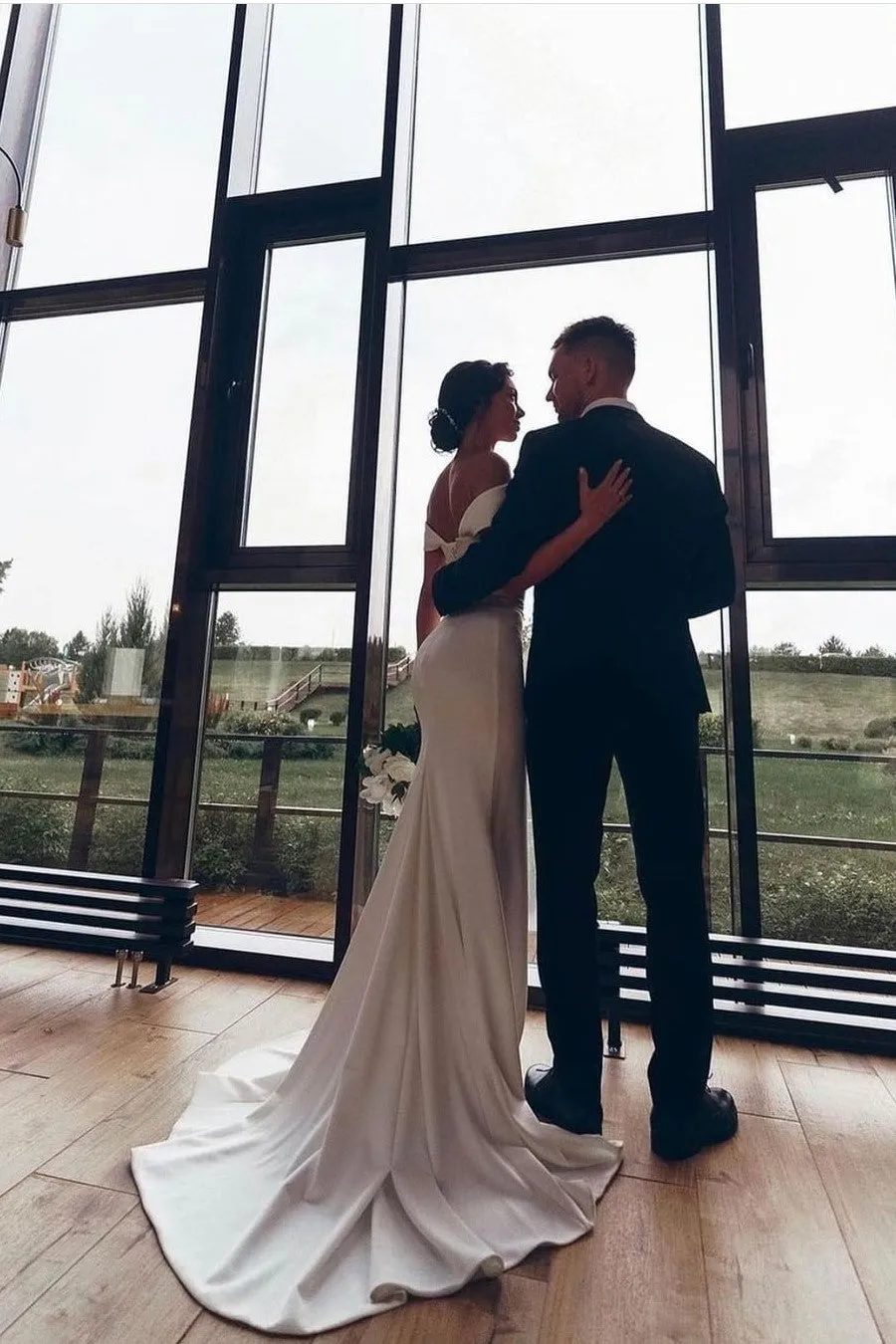 Slim Long Wedding Dresses with Off the Shoulder Neckline