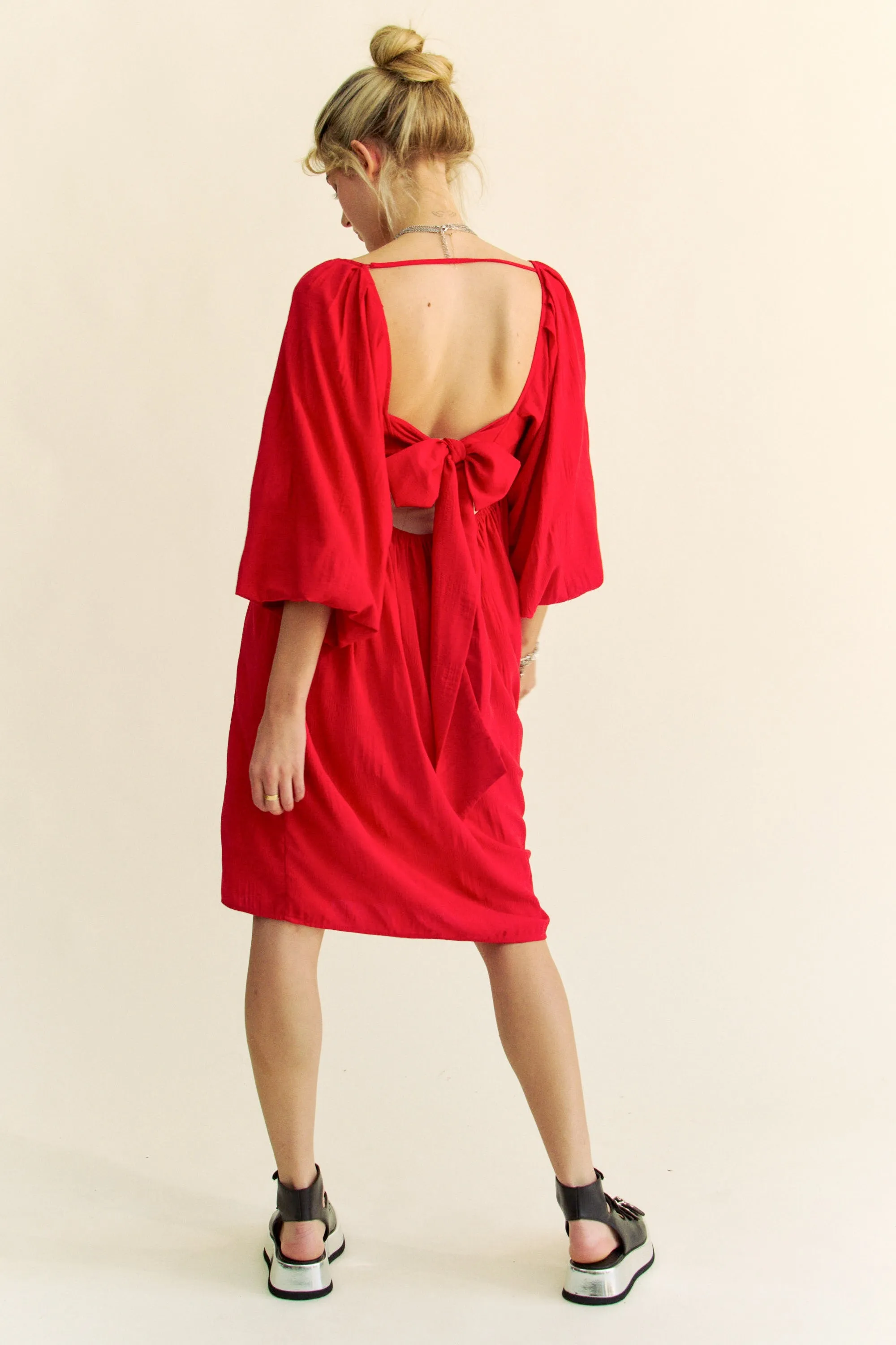 SOLID TEXTURED FABRIC PUFF SLEEVE TIE BACK