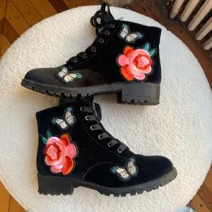 Steve Madden velvet side zip 🦋 and 🌹 bootie