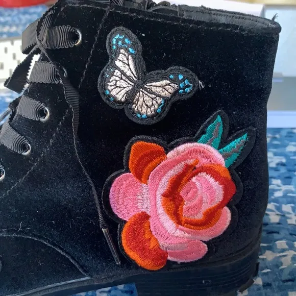 Steve Madden velvet side zip 🦋 and 🌹 bootie