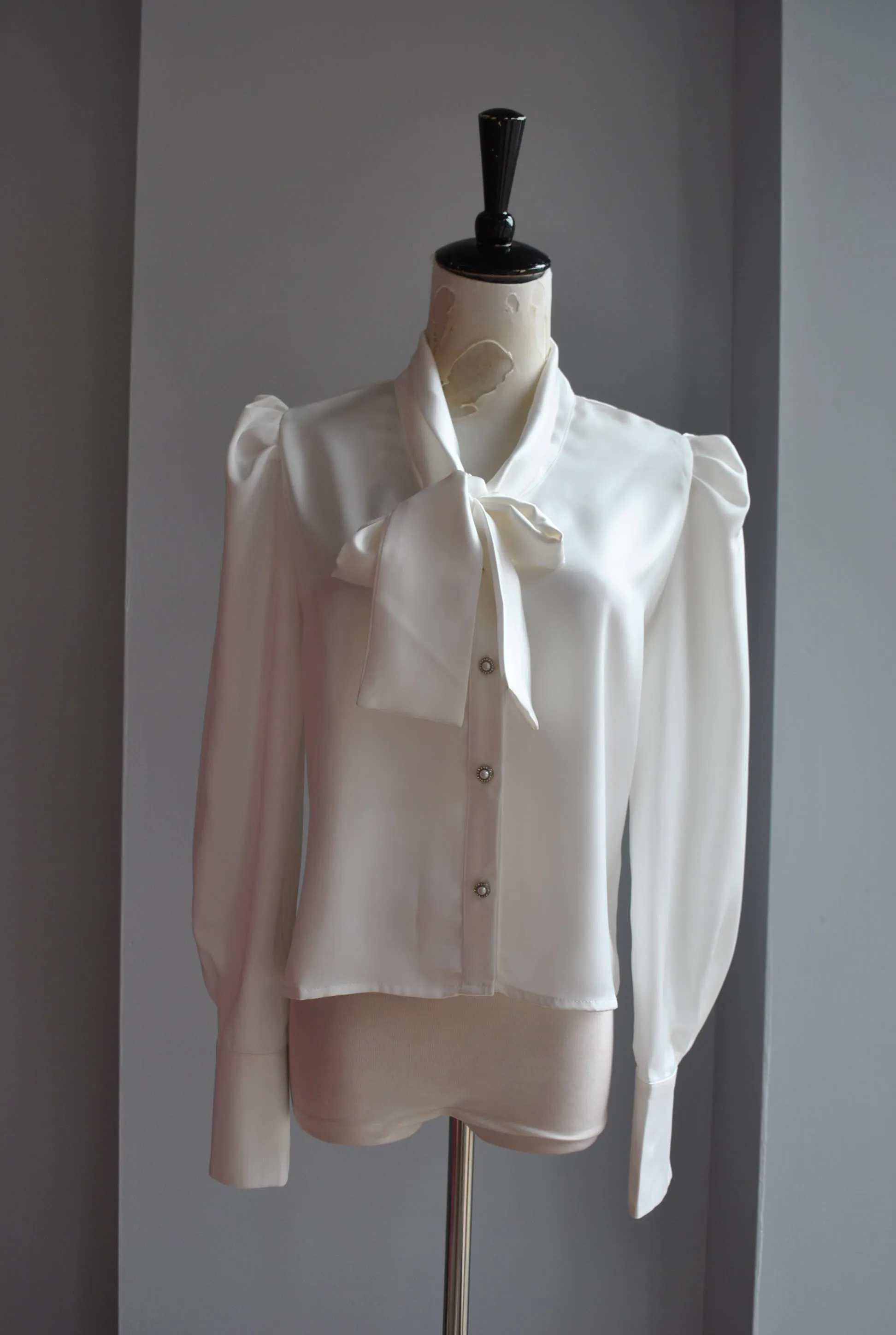 WHITE SILKY BLOUSE WITH TIE FRONT